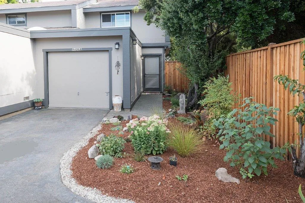 2 bed, 1.5 bath, 900 sqft, $2,600 — Photo 1