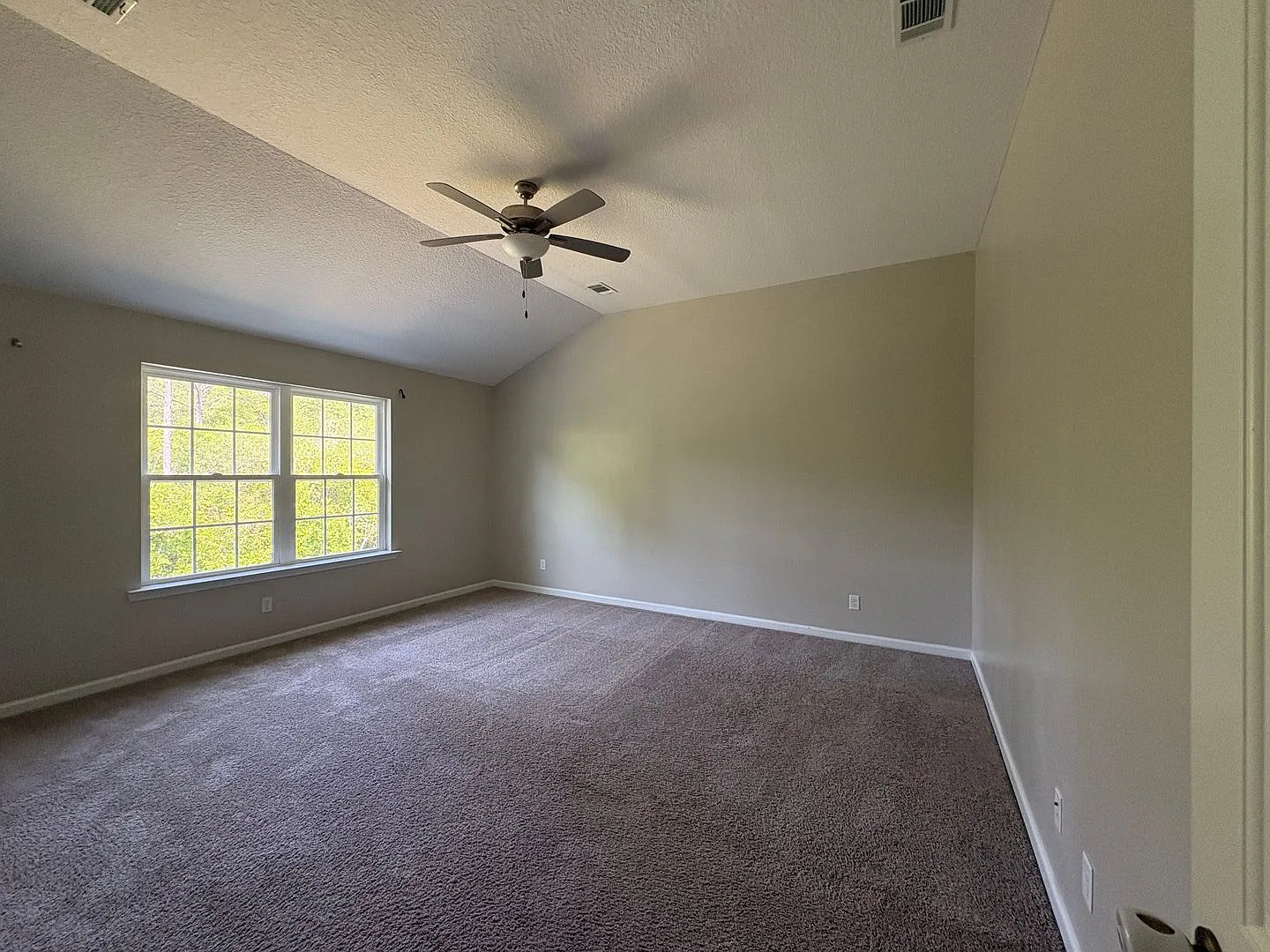 Rate Drop Alert (Was $2490/Month) And Summer Move-In Special: One Free Month Of Rent** — Photo 4