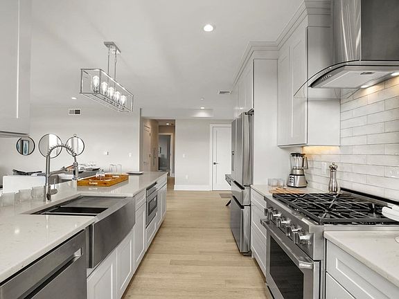 4th image of 11 Oak Grove Ter #401