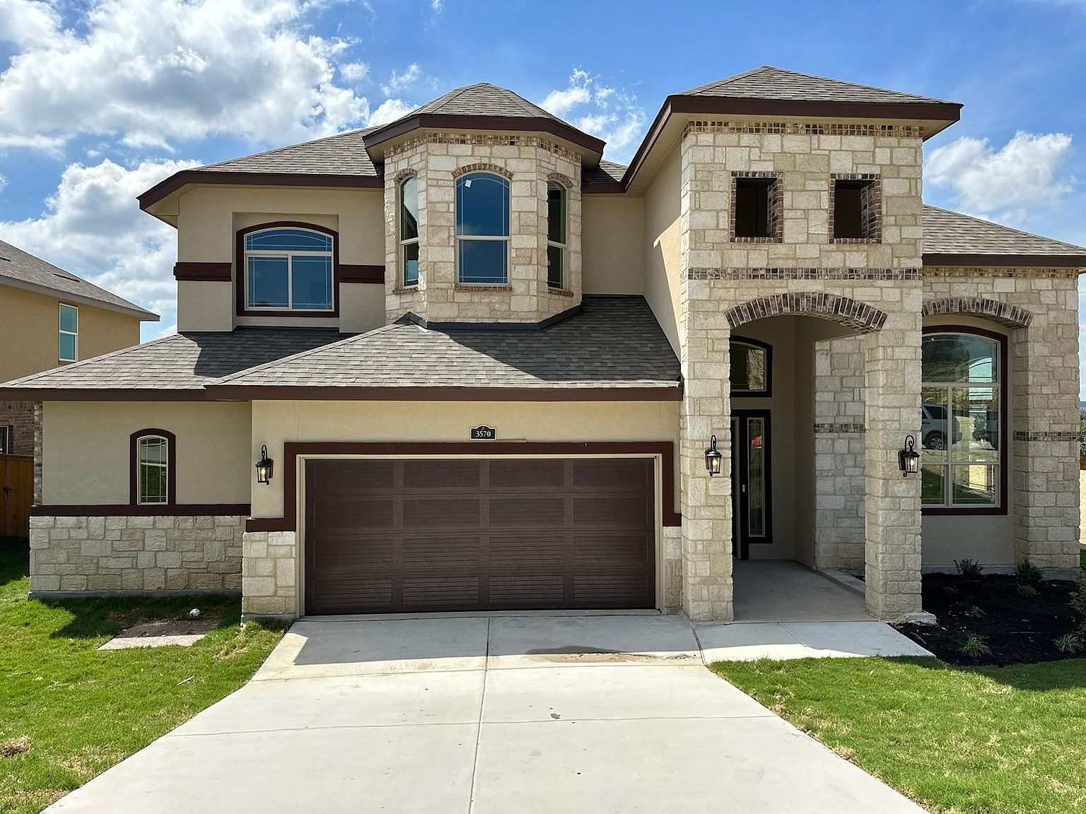 1903 Historic House In San Antonio Texas. 501 W FRENCH PL, San Antonio,  Texas, 78212 3 beds ¦ 3 baths ¦ 6,870 sqft ¦ 0.35 acres Photography Credit:  Diana Gonzalez ¦ Crown Realty, image size:1536x1152