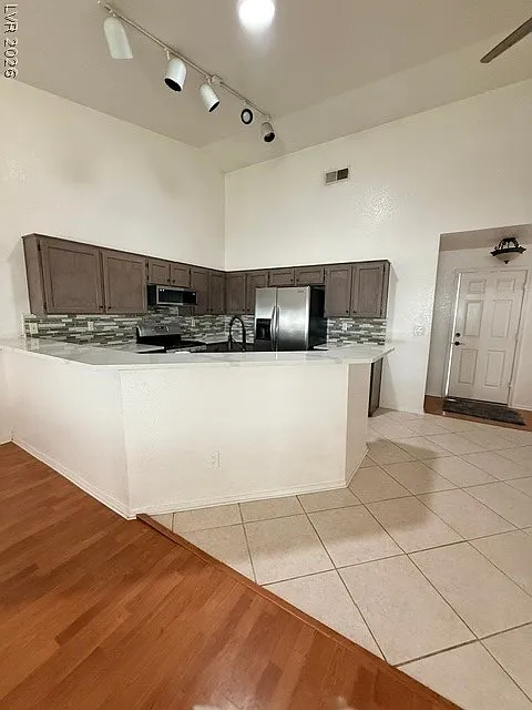4 bed, 2.0 bath, 1957 sqft, $2,530 — Photo 3