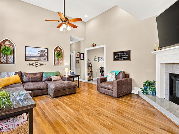 3rd image of 238 Magnolia Cir