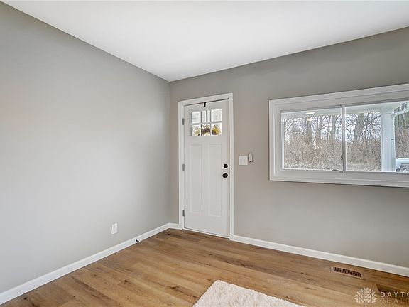 4th image of 829 Columbus St