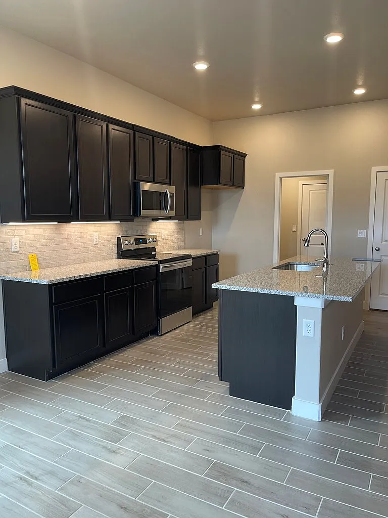 3 bed, 2.0 bath, 1645 sqft, $2,400 — Photo 4