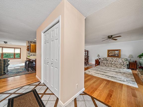 4th image of 34 Beachwood Ln
