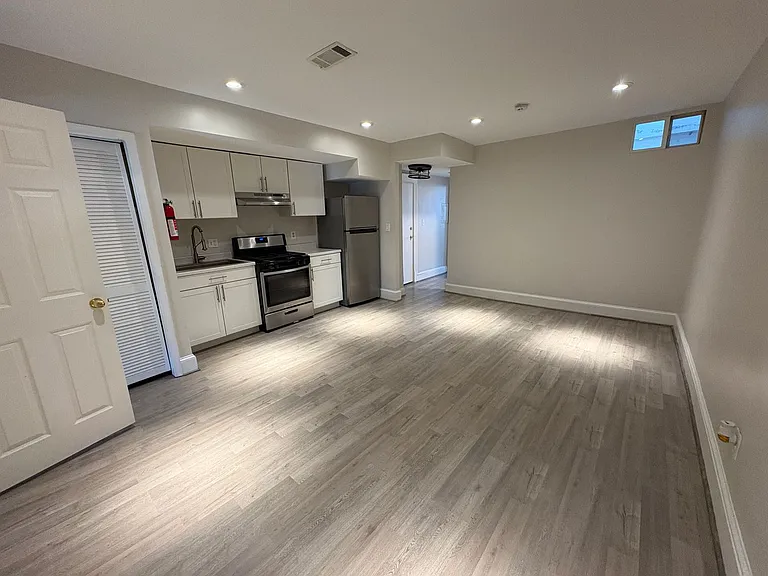 1712 W Virginia Ave NE — Photo 2