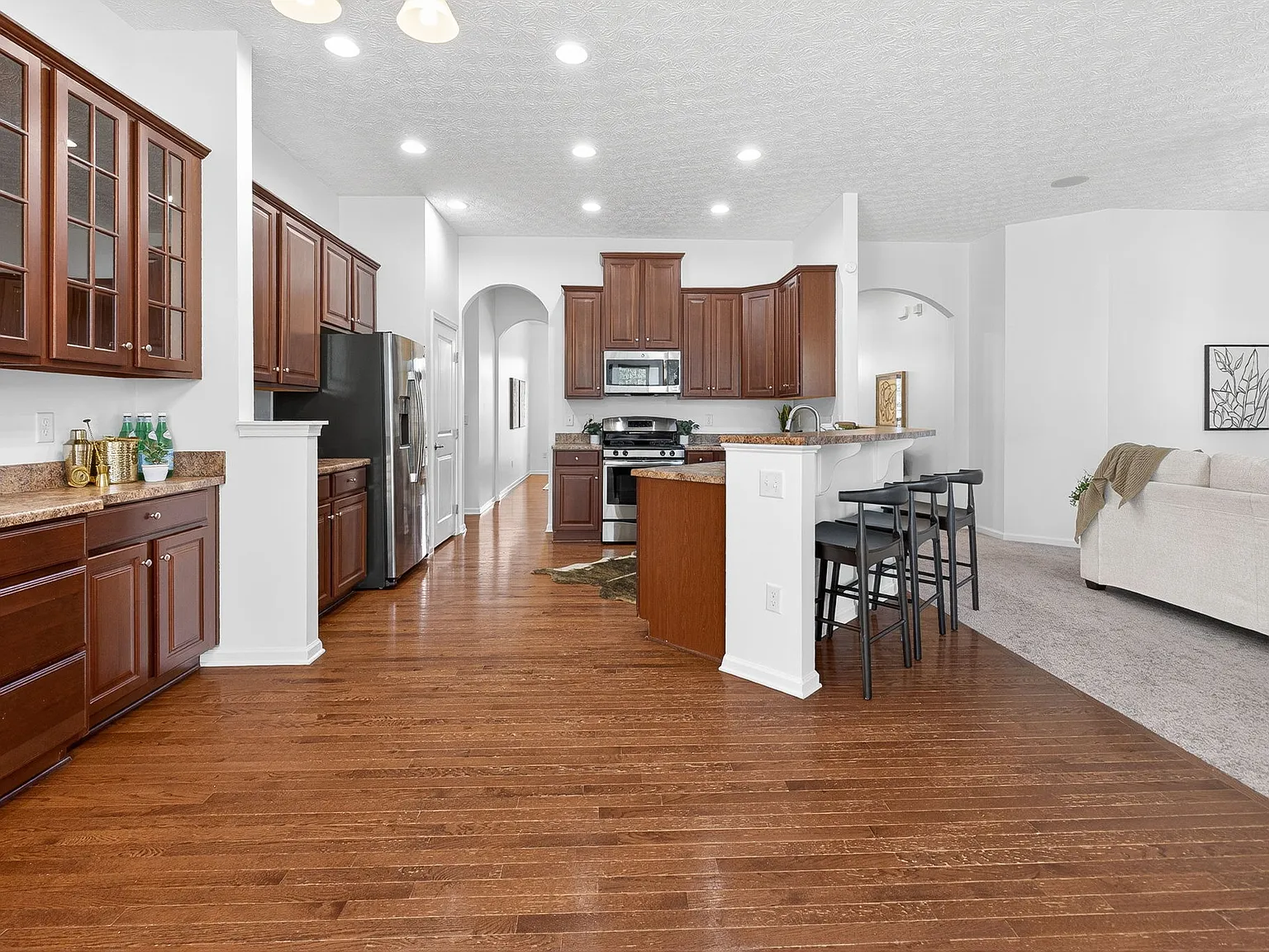 3 bed, 3996 sqft, $3,695 — Photo 4