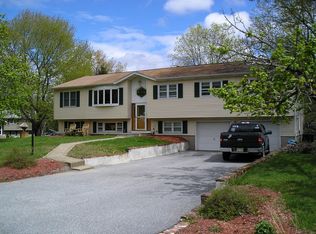 1 Starlight Rd, Oak Ridge, NJ 07438