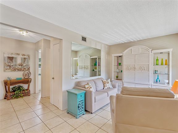 5th image of 923 22nd Pl APT 220