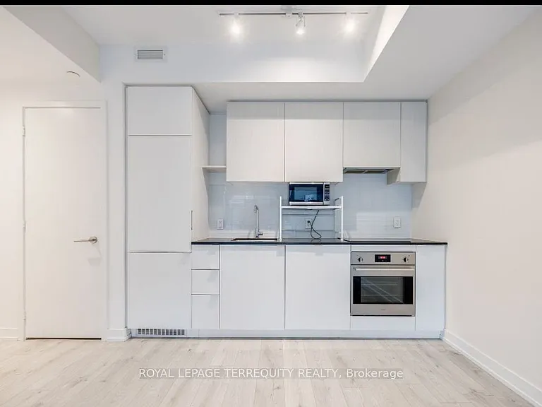 161 Roehampton Ave #330 — Photo 2