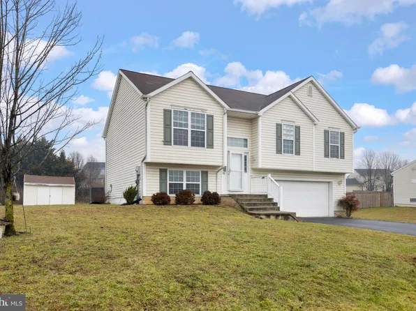 11842 White Pine Dr, Hagerstown, MD 21740