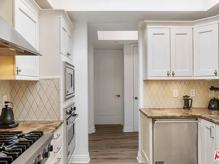 261 S Reeves Dr — Photo 9