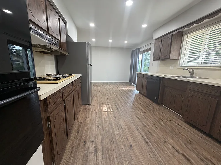 25729 Loretta Ave — Photo 3