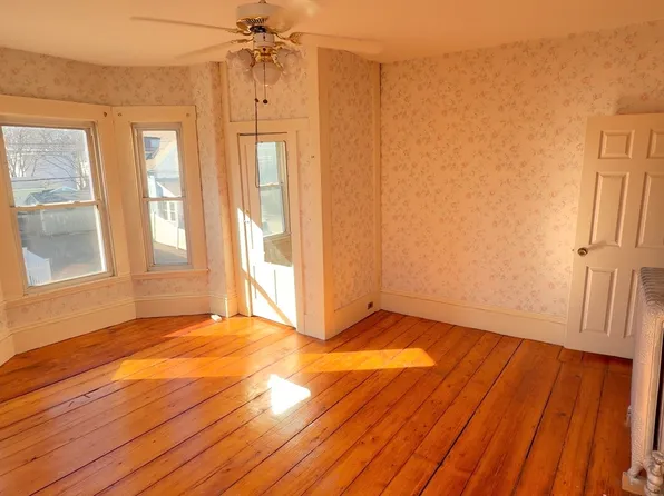 13 Wright St, Stoneham, MA 02180