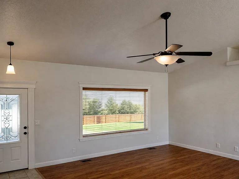 220 NE Greystone Loop — Photo 7