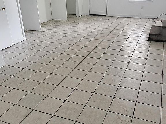 3rd image of 210 Holmes St