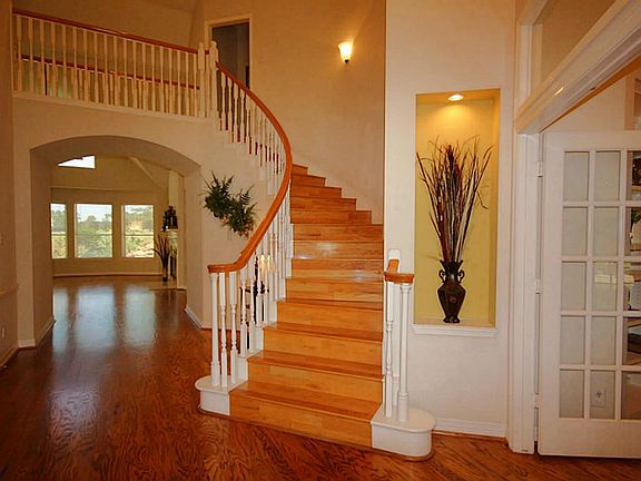 The grand 2 story entry has a curved staircase.