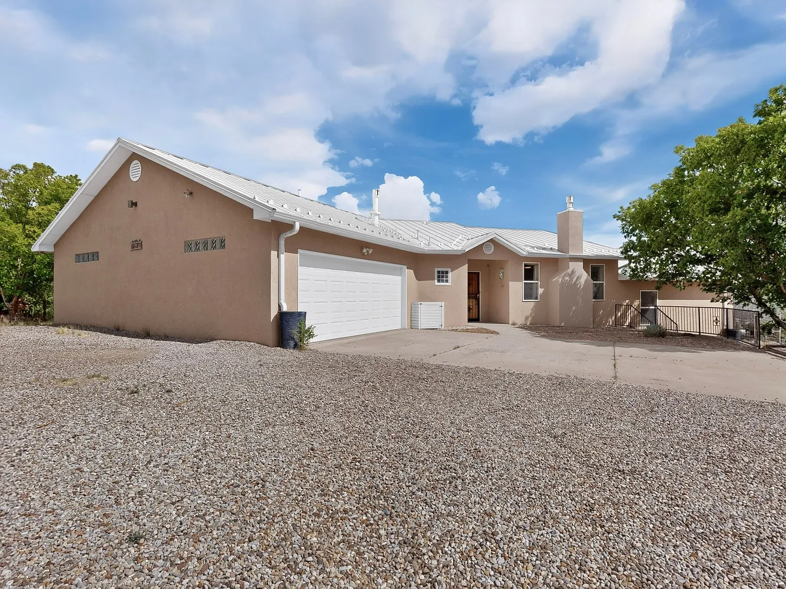 3 bed, 2.5 bath, 2280 sqft, $2,300 — Photo 4