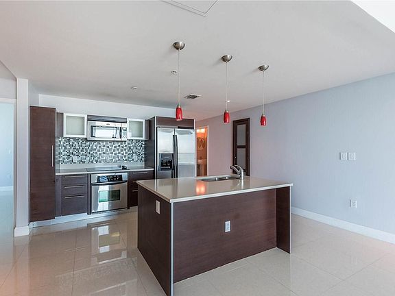 3rd image of 1900 N Bayshore Dr APT 3015