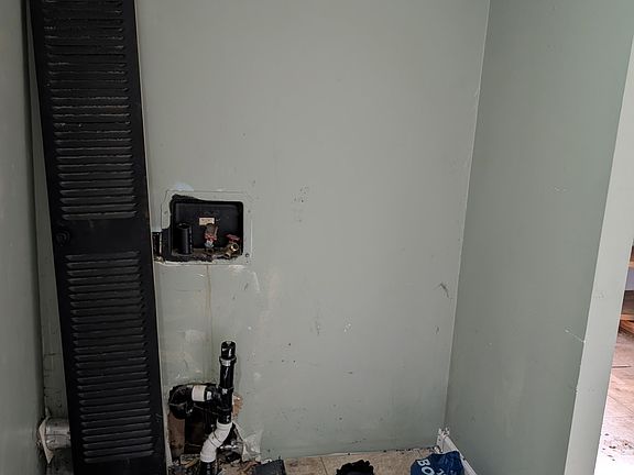 5th image of 16 E Manor St
