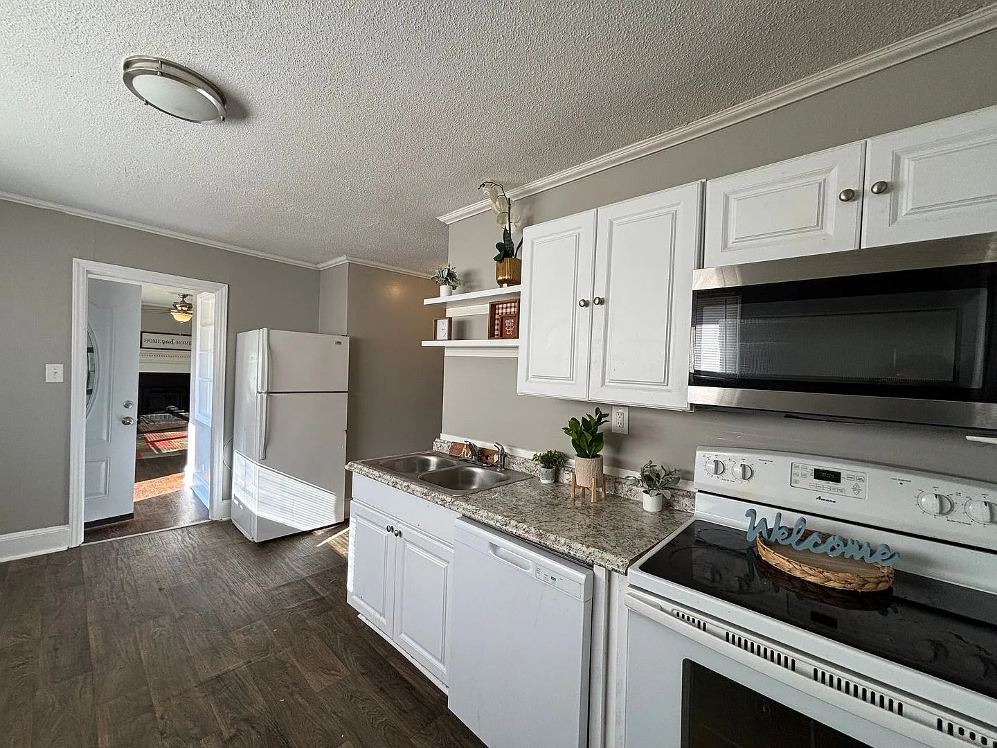Coming Soon! 3 bedroom 1 bathroom house ! — Photo 1