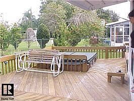 Jacuzzi & Deck