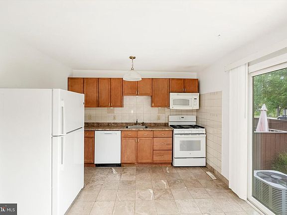 4th image of 460 Fairfield Rd