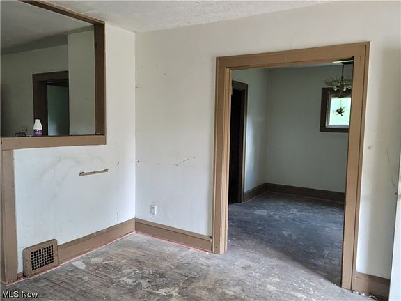 3rd image of 9805 Heath Ave