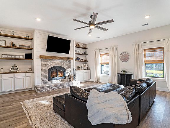 3rd image of 9044 Nugent Ave NE