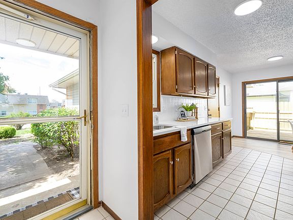 3rd image of 2990 S Richmond Ct