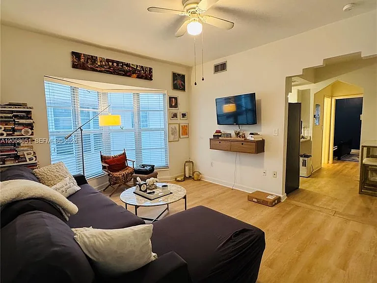 550 15th St #203 — Photo 2