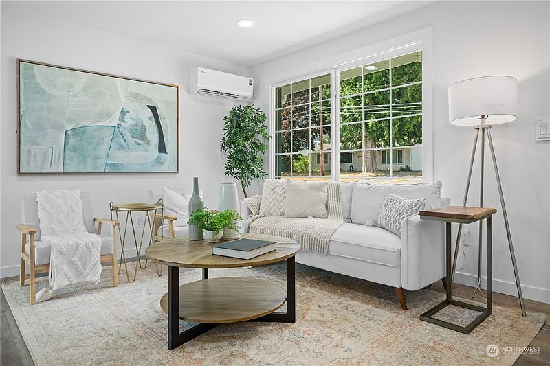 4th image of 762 Queen Avenue NE