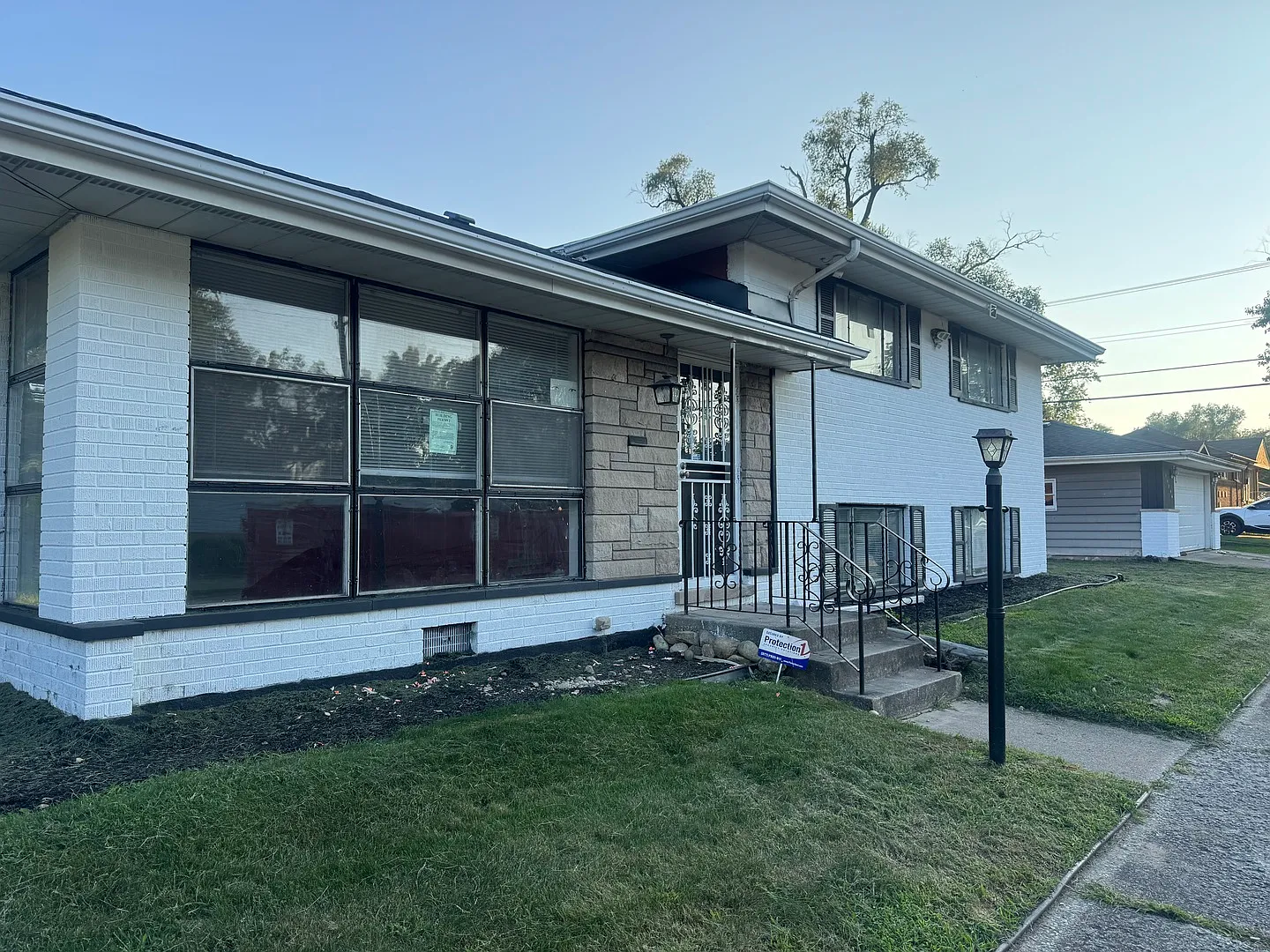 5 bed, 2.5 bath, 1128 sqft, $3,000 — Photo 2