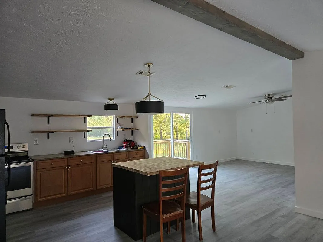 4 bed, 2.0 bath, 1512 sqft, $2,400 — Photo 4