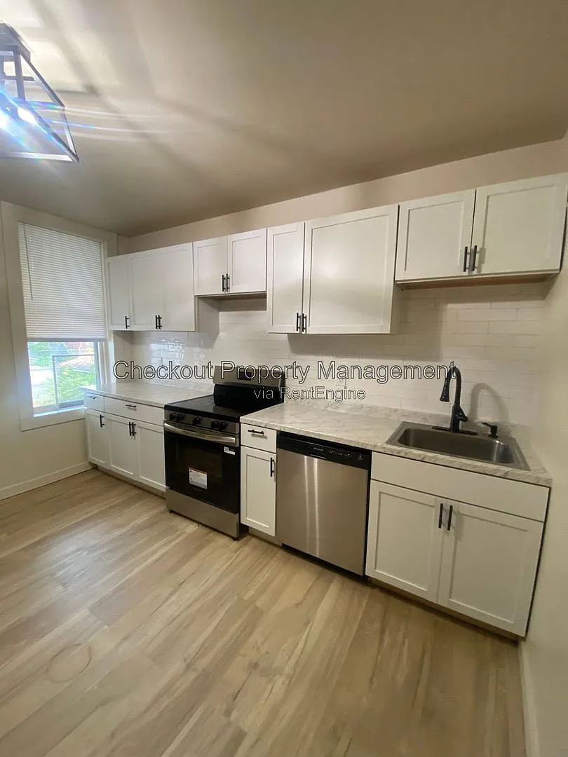 3 bed, 1.0 bath, $1,095 — Photo 1