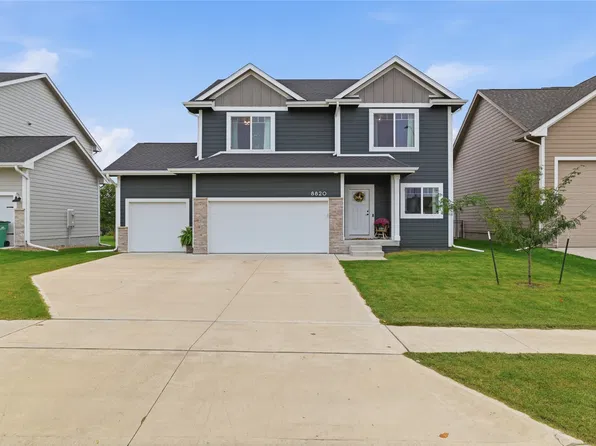8820 Oakwood Dr, Urbandale, IA 50322