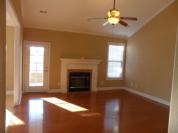 4th image of 1028 Belfair Ln