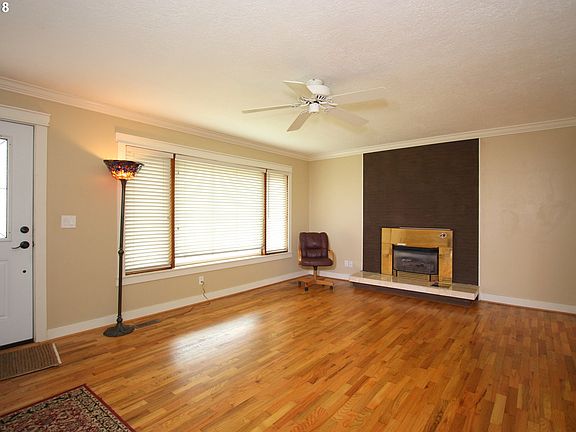 3rd image of 1010 NE Sturgess Ave