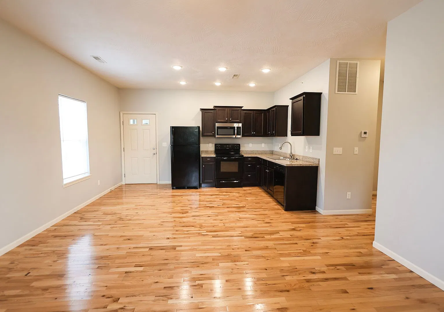 Cherry 1325 E — Photo 2