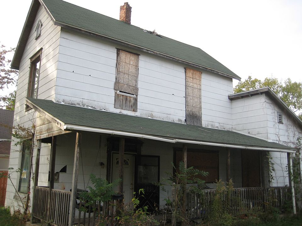 2nd image of 832 W 2nd St