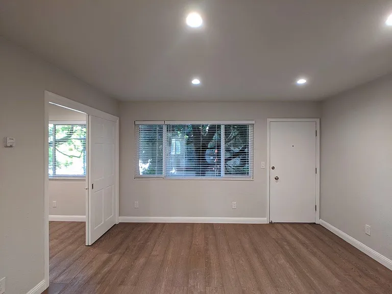 1811 Francisco St — Photo 9