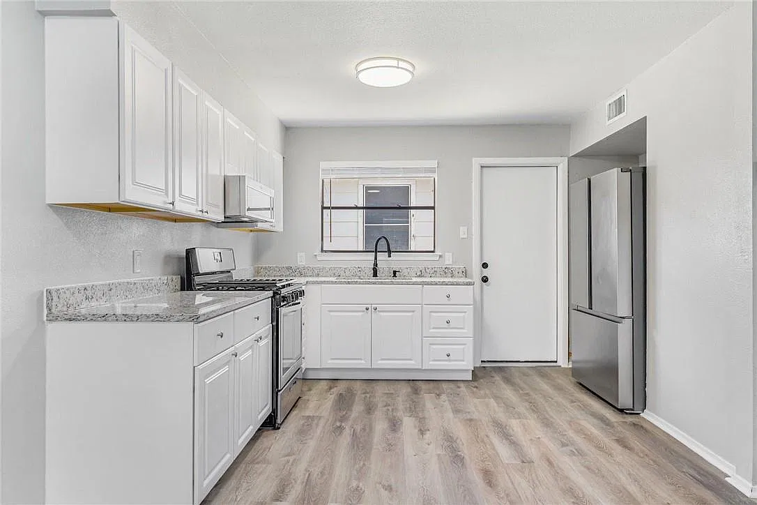 3 bed, 2.0 bath, 1269 sqft, $1,600 — Photo 2