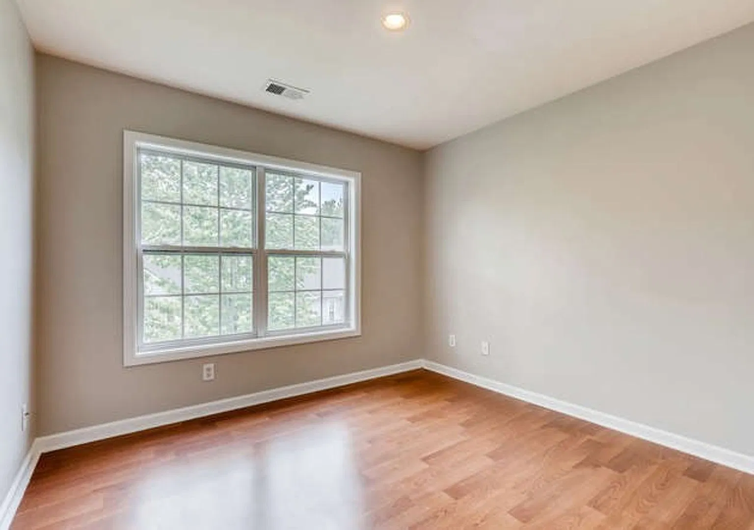 3 Story - 4 Bedroom Modern Townhome — Photo 1
