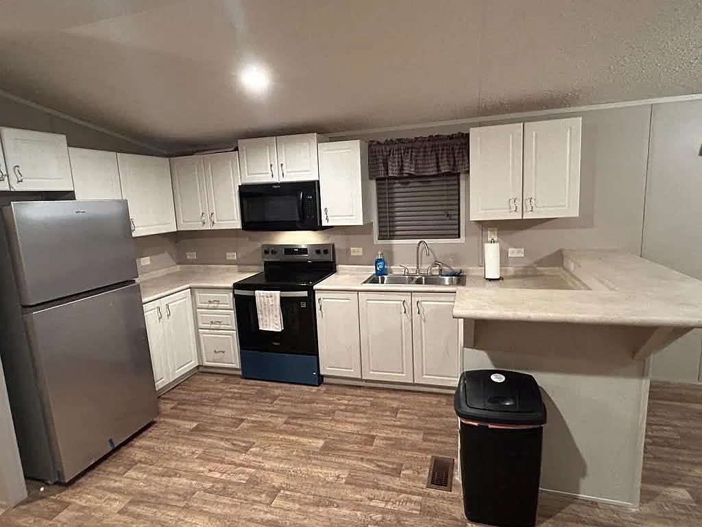 3 bed, 2.0 bath, 951 sqft, $3,585 — Photo 3