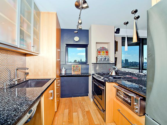 3rd image of 677 Washington St #18D