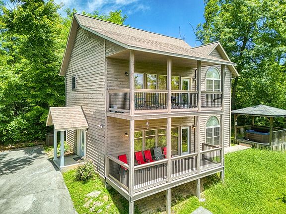 2nd image of 1024 Twin Oaks Rd