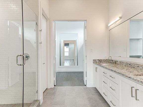 5th image of 5923 Lindell Ave Unit 103