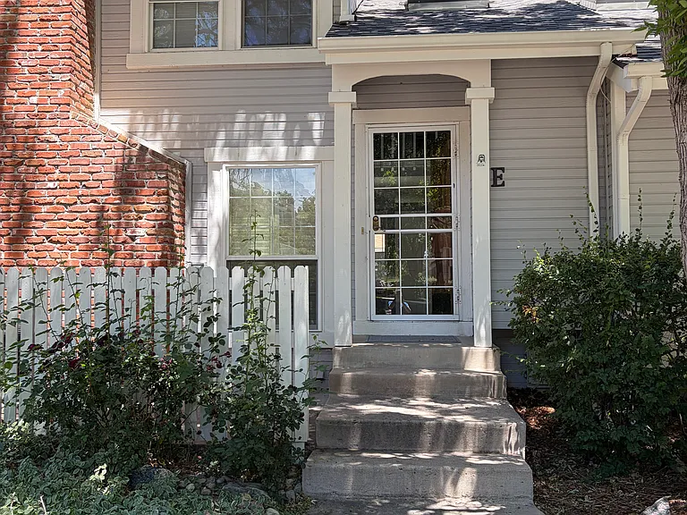2811 W Long Dr #E — Photo 2