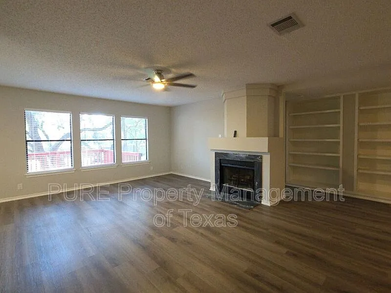 3 bed, 2.0 bath, 1912 sqft, $2,095 — Photo 3