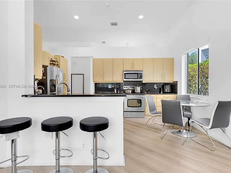 1102 Camellia Cir — Photo 11